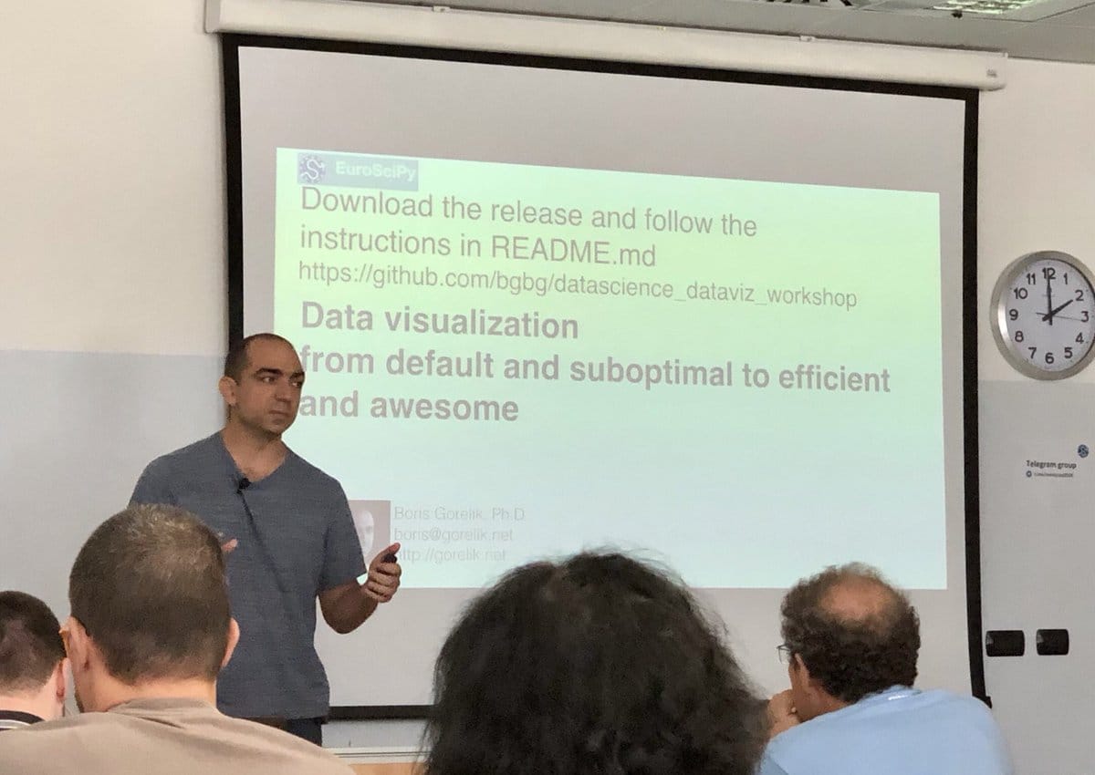 Boris Gorelik teaching in front of an audience.
